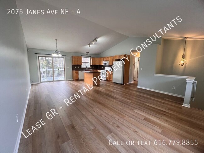 Building Photo - Spacious Duplex near Riverside Park!