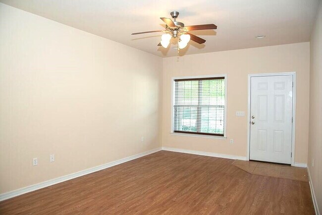 Building Photo - "Spacious 3-Bedroom Townhouse with 2.5 Baths in Prime Fort Walton Beach Location!"