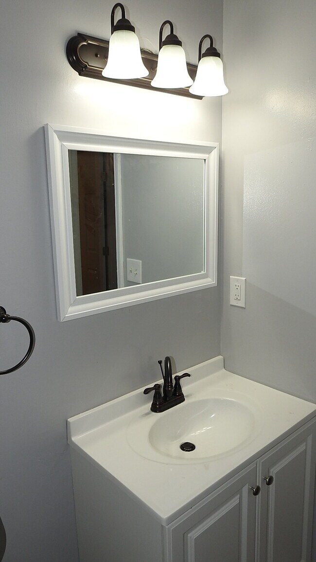 Building Photo - Welcome home to this spacious 3 bedrooms and 2 full baths duplex located on Orchard St in Pleasan...