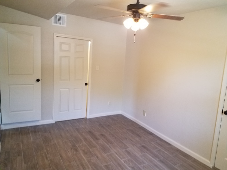 Building Photo - 5227 Vlg Gln Dr