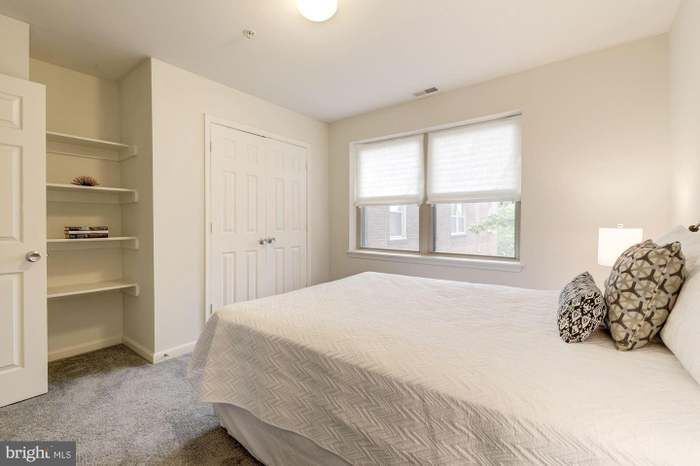 Building Photo - 1240 Holbrook Ter NE