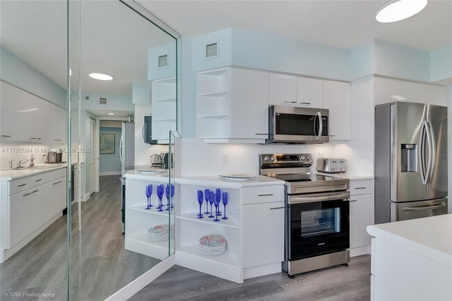 Building Photo - 16445 Collins Ave