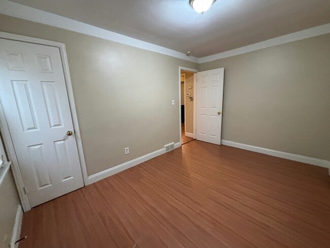 Building Photo - 920 E Mapledale Ave