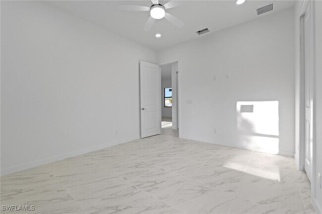 Building Photo - 567 Flamingo Ave S