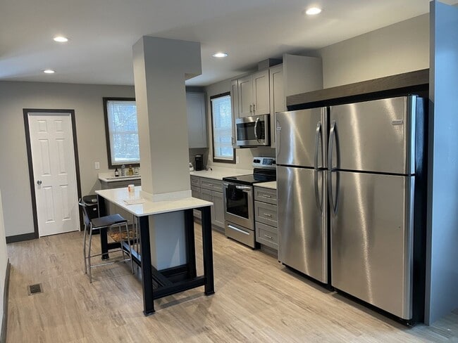 Building Photo - Affordable 6-Bedroom House Close to U of M...