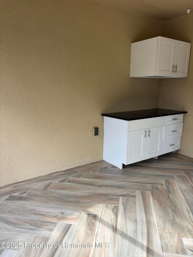 Building Photo - 1159 MacFarlane Ave