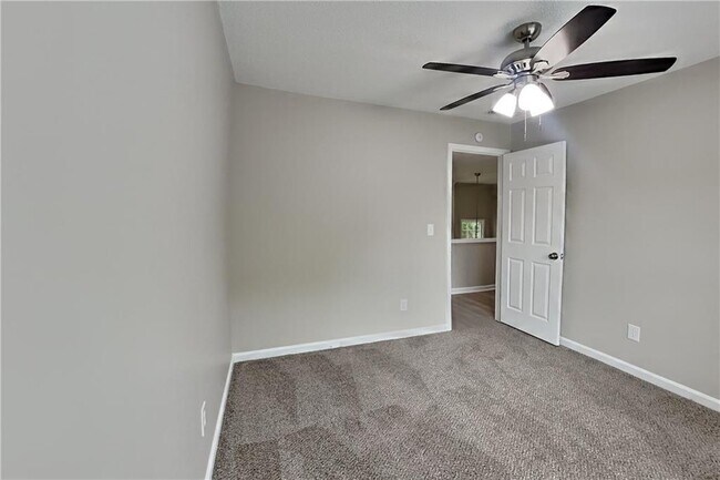 Building Photo - 2960 Binghampton Ln