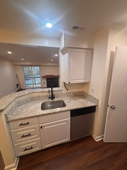 Building Photo - 6911 Victoria Dr