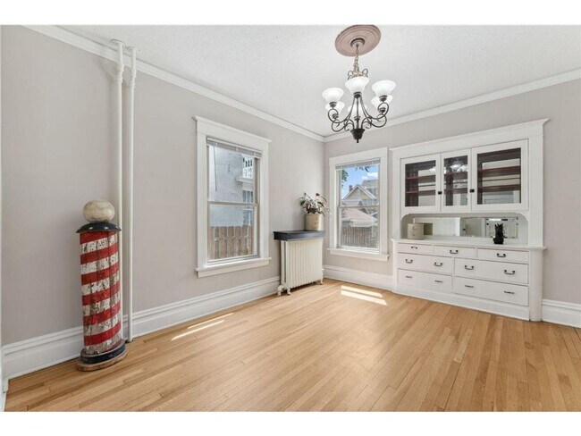 Building Photo - Beautiful 5 Bedroom 3 Bathroom House in MacGroveland