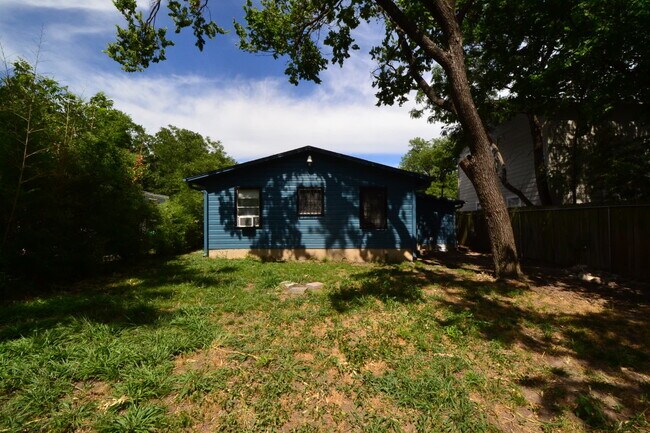 Building Photo - 2/1 House in Hip East Austin!