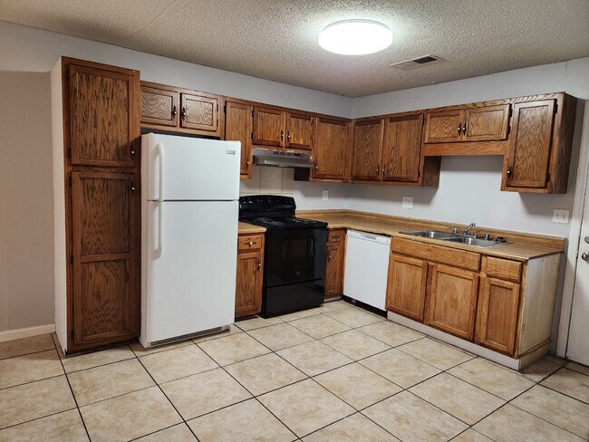 Building Photo - 1 month free call for details!!! 2-Bedroom Apartment in Prime Decatur Location - Don't Miss Out!