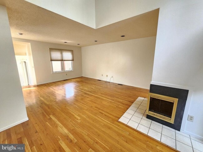 Building Photo - 254 Sayre Dr