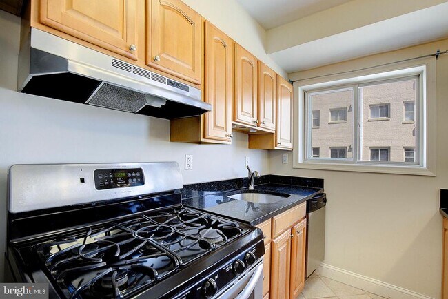 Building Photo - 738 Longfellow St NW