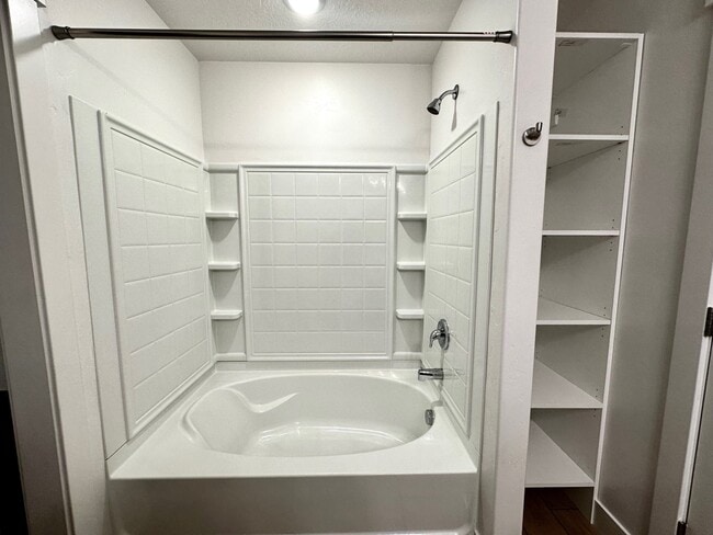 Building Photo - HC515