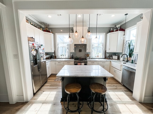 Building Photo - 764 E 2nd St