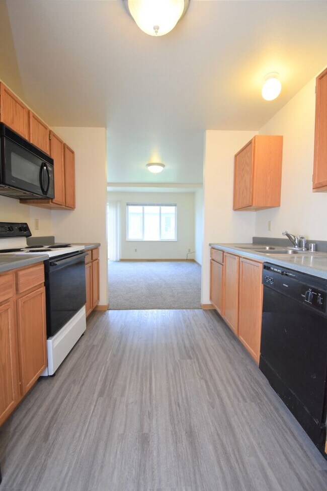 Building Photo - Townhouse style 2bed 1.5bath with attached...