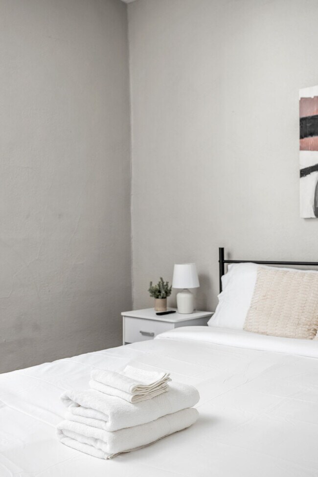 Building Photo - 325 N Bancroft St