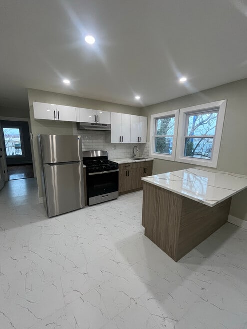 Building Photo - 9 Stecher St