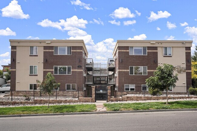 Building Photo - Updated Apartment in The Heart of Jefferson Park