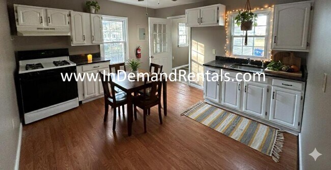 Building Photo - 325 Malaga Park Dr