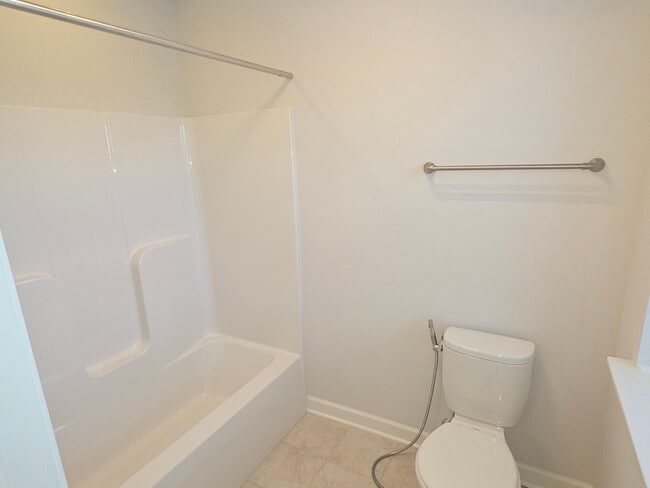 Building Photo - Like New 5 bedroom Pewaukee home in Broken...