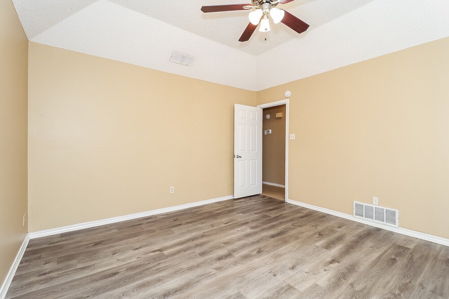 Building Photo - 4900 Barberry Dr