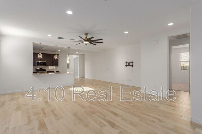 Building Photo - 2222 E Palmdale Ln