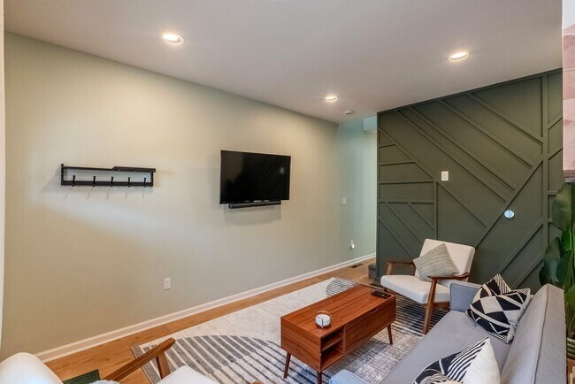 Building Photo - 335 Taylor-Mid-Term Rental