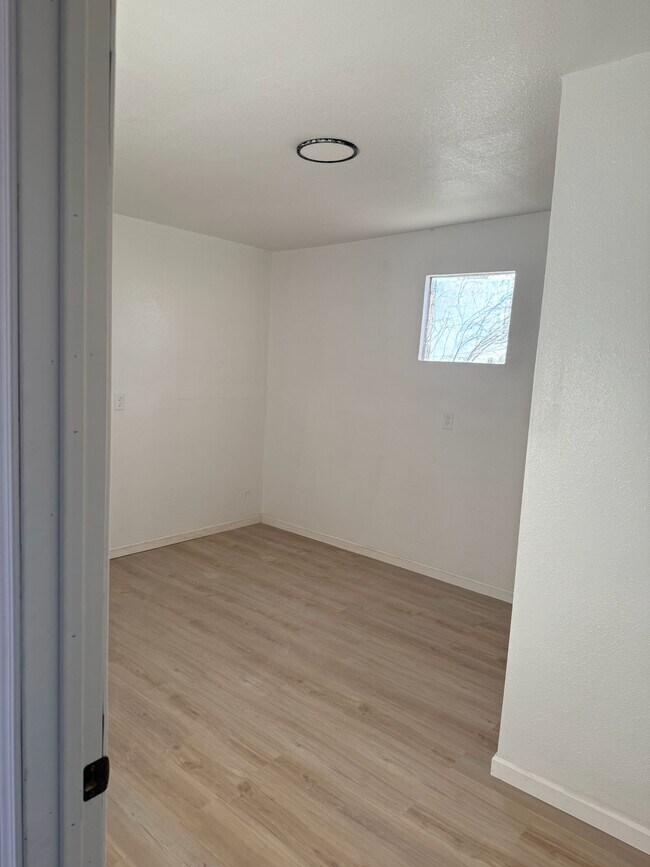 Building Photo - 560 Meadowlake Rd