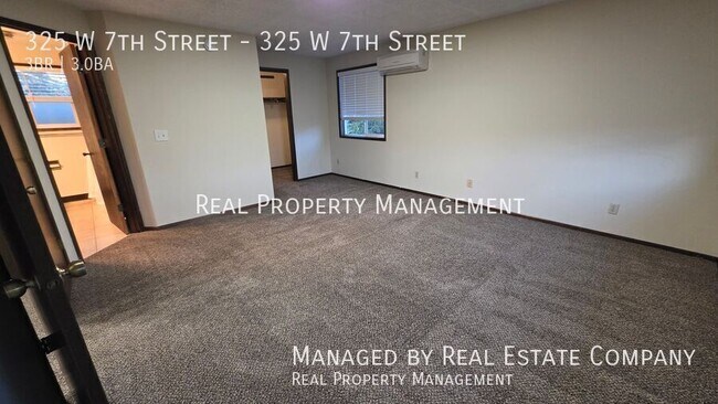 Building Photo - 325 W 7th St