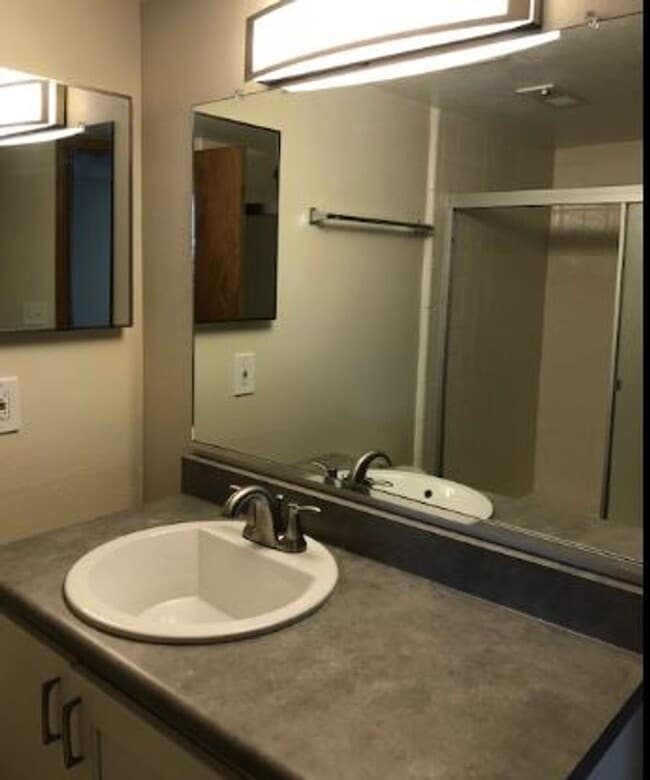 Building Photo - 2 BR/1BA | Fresh and Clean Unit | Front Patio| Fireplace in living room!