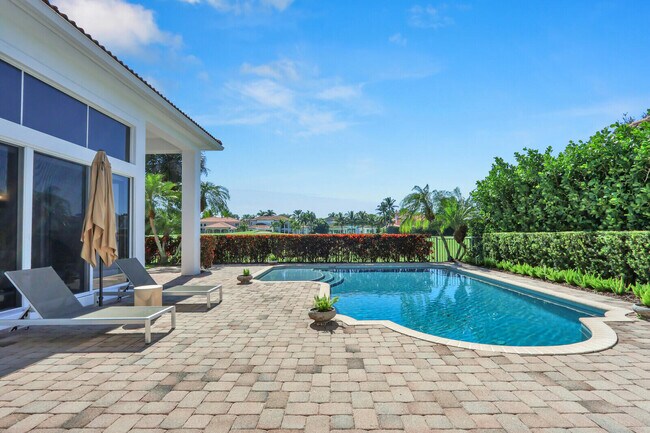 Building Photo - 528 Les Jardin Dr