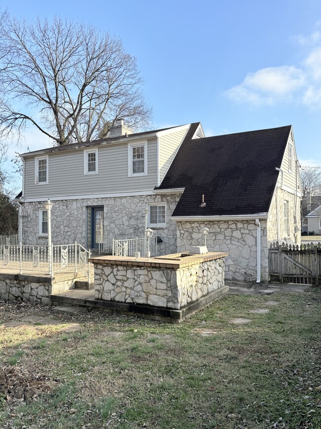 Building Photo - 707 Edgewood St