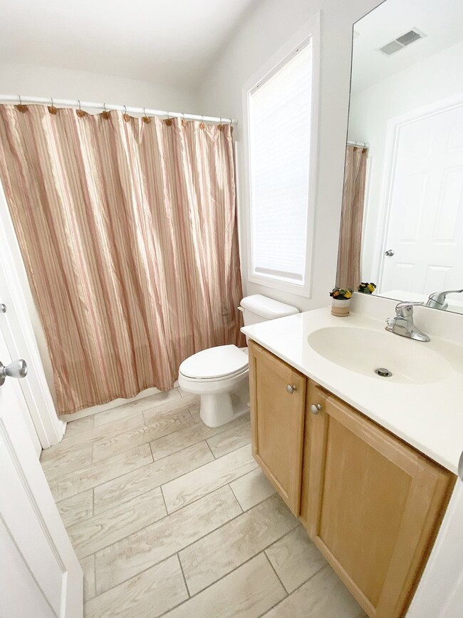 Building Photo - Charming, Spacious, Single Family Home in ...