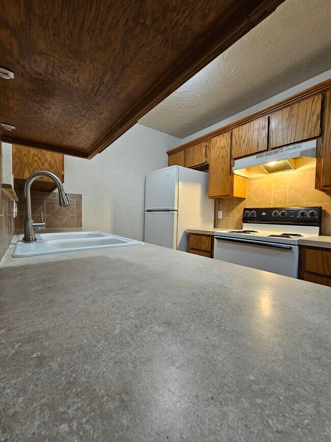 Kitchen (Double Sink) - 1905 SW E Ave