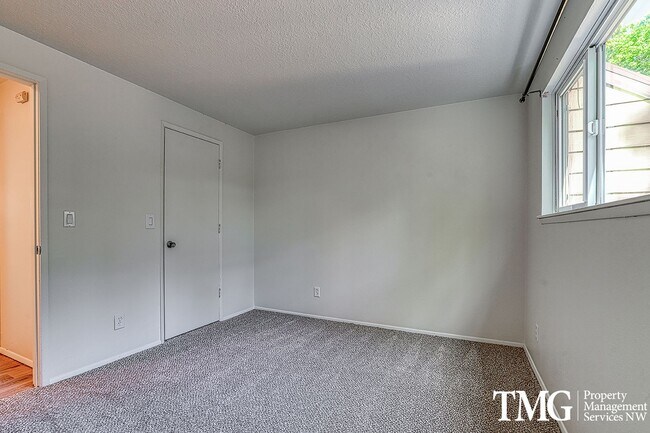 Building Photo - Amazing Open concept Condo in a secluded c...