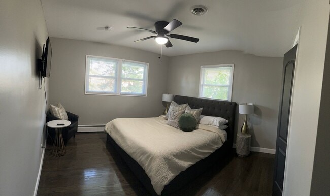 Building Photo - Beautifully Renovated, Modern 3 bedroom 2....