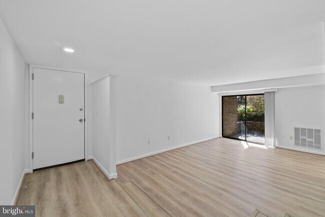 Building Photo - 13 Silverwood Cir