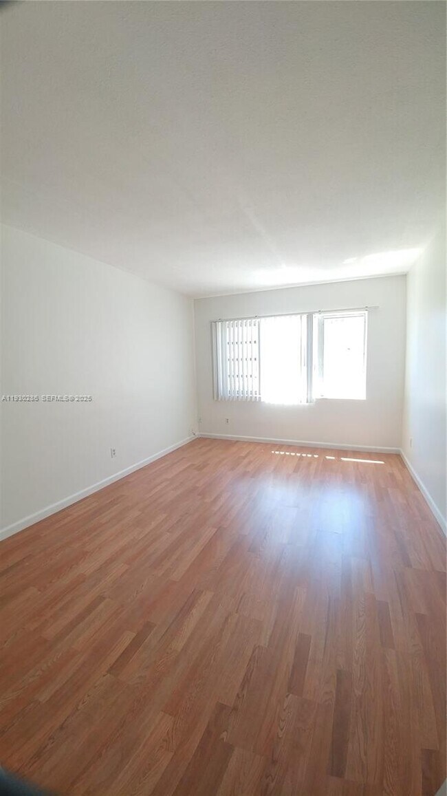 Building Photo - 450 Golden Isles Dr