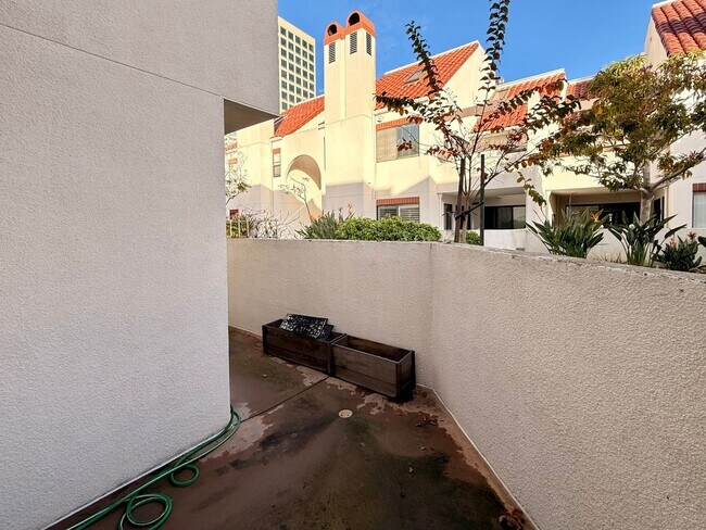 Building Photo - Large Downstairs 2br/2ba in Marina District!