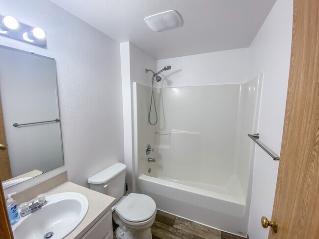 Upstairs full bath - 9010 174th Street Ct E