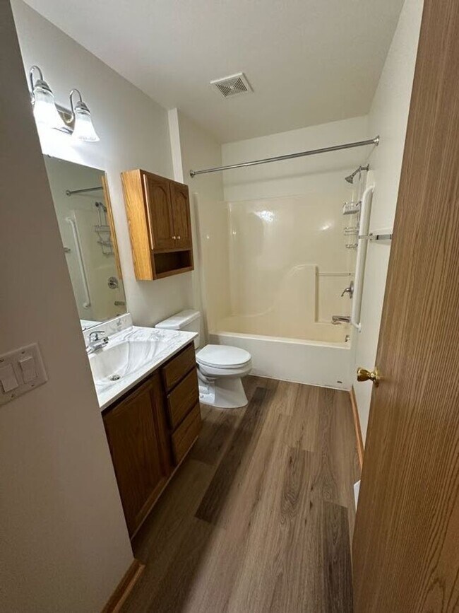 Building Photo - Ellis Avenue Duplex