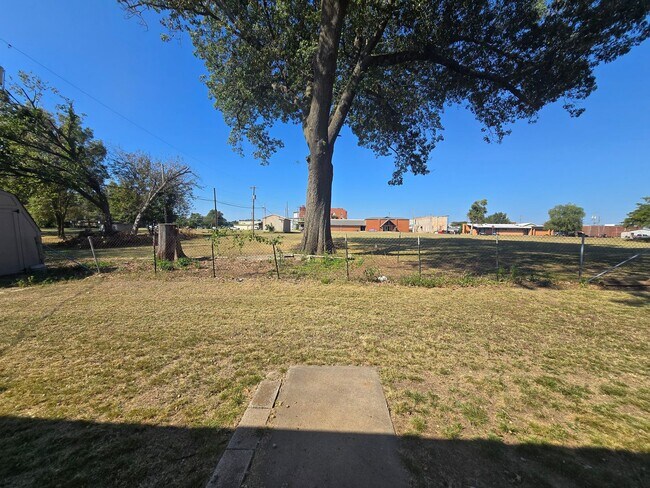 Building Photo - 3 bed 1 bath in Tecumseh!