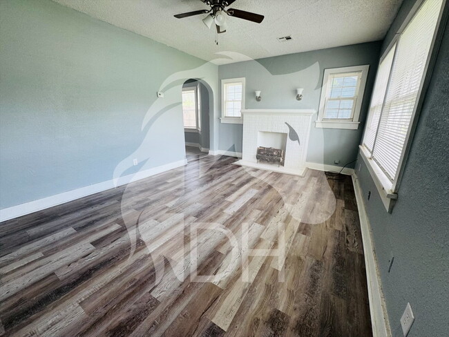 Building Photo - "Charming 2-Bedroom Retreat on Northwest L...