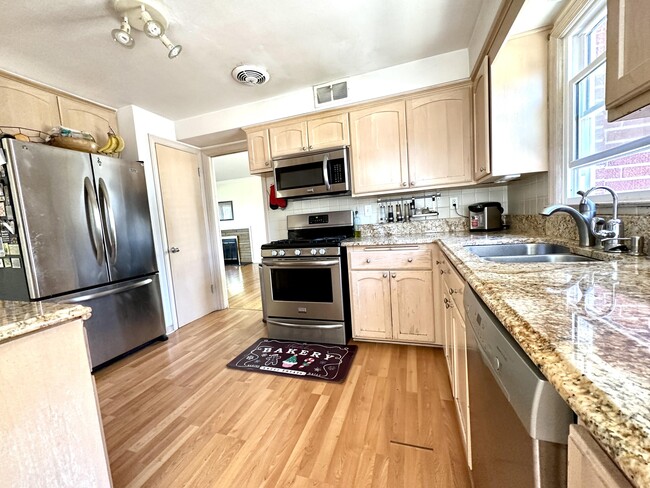 Building Photo - 4940 N Wildwood Ave