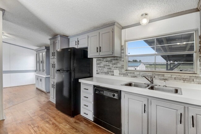 Building Photo - *SPACIOUS HOME IN PIKEVILLE SCHOOL DISTRICT*