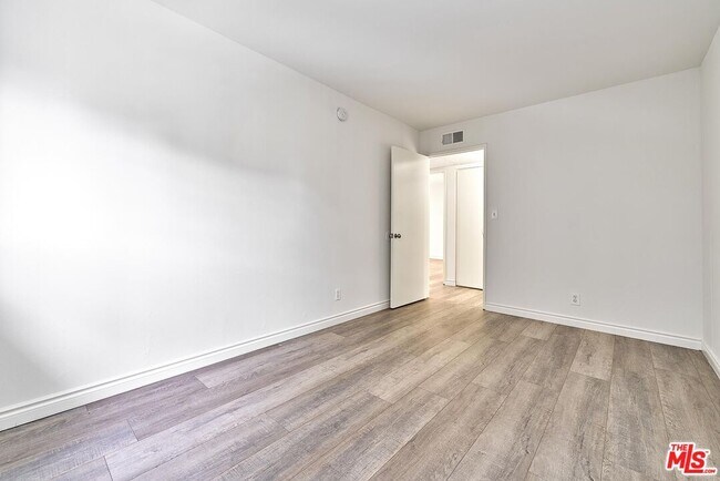 Building Photo - 326 S Manhattan Pl