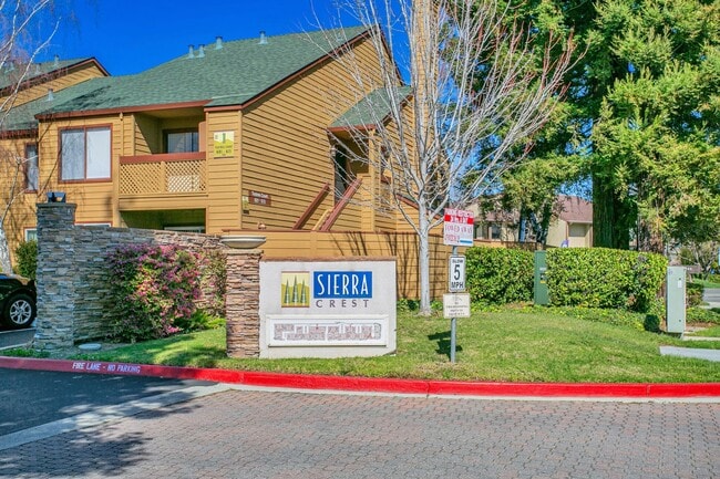 Building Photo - 2 Bedroom, 2 Baths Condo in Serra Crest Co...