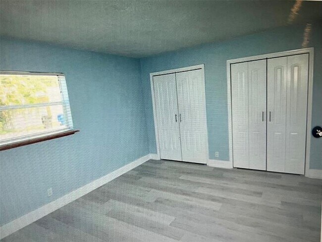 Building Photo - 811 NE 14th Pl