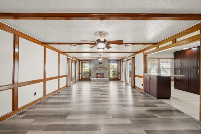 Building Photo - 3002 Hampton Dr